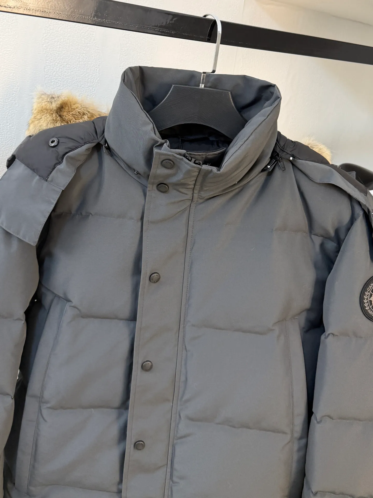 P880 CANADA.GOOSE】🇨🇦The top original New Expedition limited edition Parker short model Canada🦢 One of the most popular models of Goose brand in 2024 winter! No more worries about wearing different clothes on the street. Top original analysis. Analysis 1 (Wolf Hair): It is guaranteed that the fur collars received by all customers are cleaner than the color. Each wolf hair is 43cm long and 16cm wide, all made from wild first-grade gray wolf skins in western Canada! Analysis 2 (Trademark): We use custom-dyed embroidery thread, which truly achieves 100% trademark, ensuring that the embroidery thread is completely consistent with ZP, with zero color difference and 100% true-to-version reproduction of map letters! (We can guarantee that no one in our industry is more attentive and professional than us!) Analysis 3 (fabric): The new expedition model is made of two fabrics, instead of the old expedition 21-count all-round fabric! The front piece is made of 18-count glue and the back piece (sleeves) is made of pongee fabric! While ensuring the 5-level cold protection index, it also ensures the comfort and fit of the upper body. The fabric is as comfortable as the old Expedition 5-level cold protection index. Analysis 4 (auxiliary materials): The original molded land mine buckle, comma buckle, zipper embryo, four-button buckle, and washed, labeled and dyed cuff threads are not 100% flawless, and there are also velvet runoffs, and most of the wolf fur is mainly eastern yellow wolf fur. (Because our wolf skins are all auctioned at the same auction house) There is an auction list to prove it. Note: During the production process, some businesses add waste silk, 50% velvet, hand-feel velvet, etc. into the clothes in order to maximize profits! But on the outside of the clothes, they use good fabrics and match them with good wolf fur. They say it is purchasing agent grade 90 white duck down, or even more exaggeratedly, it is white goose down, to fool the layman! (Please consult the official website. All styles are made of white duck down) Sizes XS-XXL
